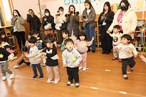 作品展参観が行われました　あひる・ひよこ・ぺんぎん組　NO．2