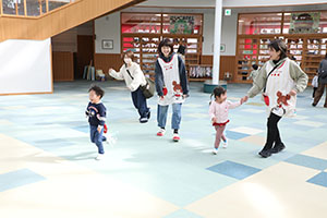 作品展参観が行われました　あひる・ひよこ・ぺんぎん組　NO．2