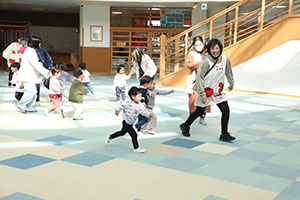 作品展参観が行われました　あひる・ひよこ・ぺんぎん組　NO．2