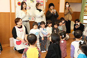 作品展参観が行われました　あひる・ひよこ・ぺんぎん組　NO．2