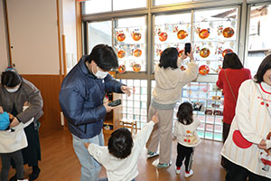 作品展参観が行われました　あひる・ひよこ・ぺんぎん組　NO．1