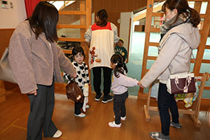 作品展参観が行われました　あひる・ひよこ・ぺんぎん組　NO．1