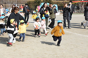 作品展参観が行われました　あひる・ひよこ・ぺんぎん組　NO．1
