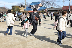 作品展参観が行われました　あひる・ひよこ・ぺんぎん組　NO．1