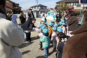 作品展参観が行われました　あひる・ひよこ・ぺんぎん組　NO．1