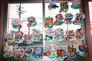 作品展の各クラスの個性あふれる作品　　　年少組