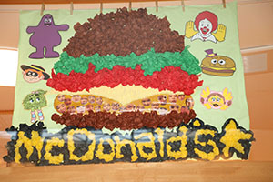 作品展の各クラスの個性あふれる作品　　　年少組