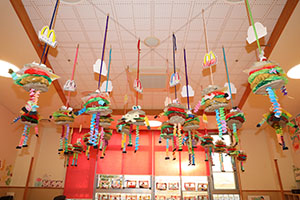 作品展の各クラスの個性あふれる作品　　　年少組