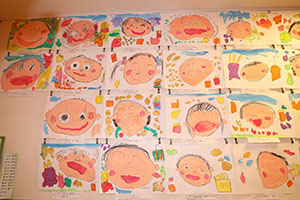 作品展の各クラスの個性あふれる作品　　　年少組