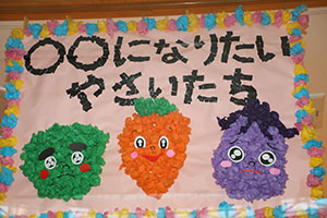 作品展の各クラスの個性あふれる作品　　　年少組