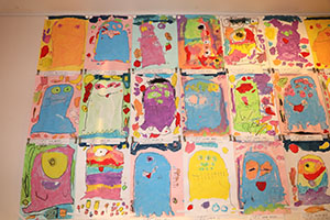 作品展の各クラスの個性あふれる作品　　　年少組