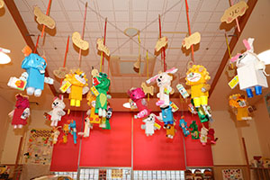 作品展の各クラスの個性あふれる作品　　　年少組