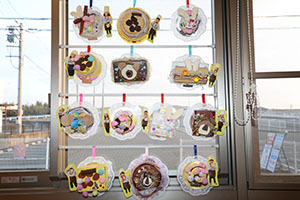 作品展の各クラスの個性あふれる作品　　　年少組