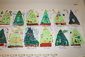 作品展の各クラスの個性あふれる作品　　　年中組