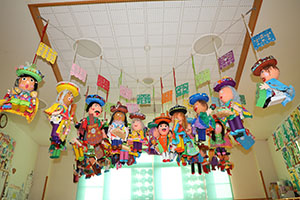 作品展の各クラスの個性あふれる作品　　　年長組