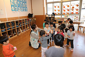 ポンポンクラッカー楽しかったね　ぺんぎん