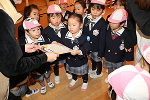 マラソンの表彰式が行われました　年少・年中・年長