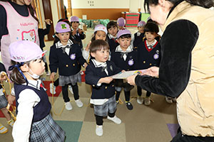 マラソンの表彰式が行われました　年少・年中・年長