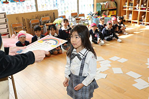 マラソンの表彰式が行われました　年少・年中・年長