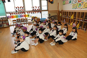 マラソンの表彰式が行われました　年少・年中・年長