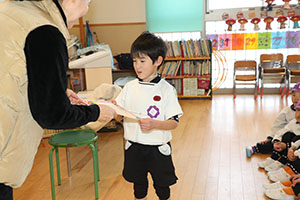 マラソンの表彰式が行われました　年少・年中・年長