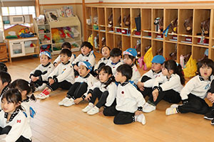 マラソンの表彰式が行われました　年少・年中・年長