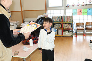 マラソンの表彰式が行われました　年少・年中・年長