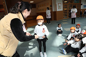 マラソンの表彰式が行われました　年少・年中・年長