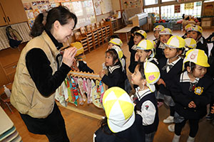 マラソンの表彰式が行われました　年少・年中・年長