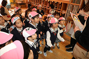 マラソンの表彰式が行われました　年少・年中・年長