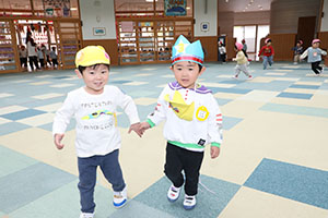 2月生まれの誕生会 　「しっぽ取りゲーム」　2歳児クラス
