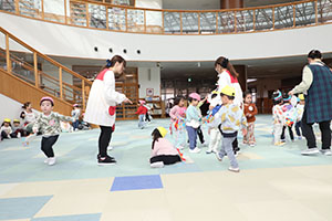 2月生まれの誕生会 　「しっぽ取りゲーム」　2歳児クラス