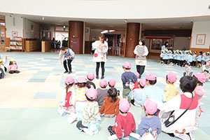 2月生まれの誕生会 　「しっぽ取りゲーム」　2歳児クラス