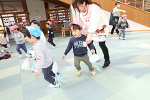 2月生まれの誕生会 　「しっぽ取りゲーム」　2歳児クラス