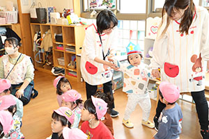 2月生まれの誕生会 　「しっぽ取りゲーム」　2歳児クラス