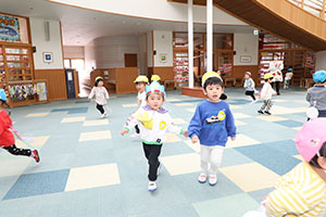 2月生まれの誕生会 　「しっぽ取りゲーム」　2歳児クラス