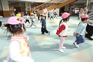 2月生まれの誕生会 　「しっぽ取りゲーム」　2歳児クラス