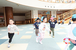 2月生まれの誕生会 　「しっぽ取りゲーム」　2歳児クラス