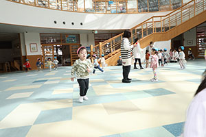 2月生まれの誕生会 　「しっぽ取りゲーム」　2歳児クラス