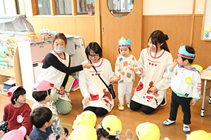 2月生まれの誕生会 　「しっぽ取りゲーム」　2歳児クラス