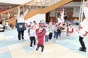 2月生まれの誕生会 　「しっぽ取りゲーム」　2歳児クラス