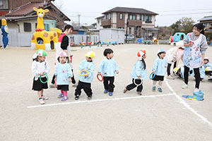 2月生まれの誕生会　「リレー」　 年少組