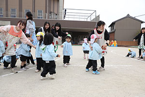2月生まれの誕生会　「リレー」　 年少組