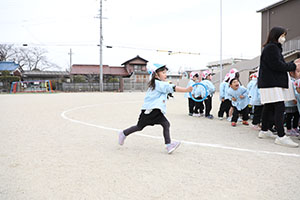 2月生まれの誕生会　「リレー」　 年少組