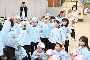 2月生まれの誕生会　「リレー」　 年少組