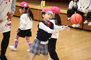 2月生まれの誕生会　「ドッジボール」　 年中組