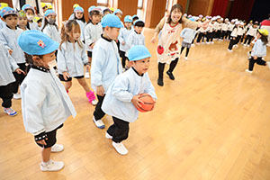 2月生まれの誕生会　「ドッジボール」　 年中組