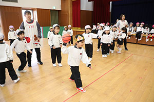 2月生まれの誕生会　「ドッジボール」　 年中組