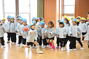 2月生まれの誕生会　「ドッジボール」　 年中組