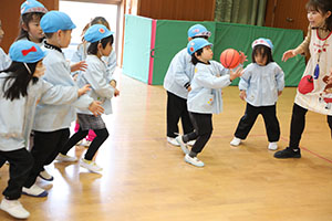 2月生まれの誕生会　「ドッジボール」　 年中組